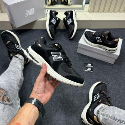 New Balance 2002R Preto e Branco