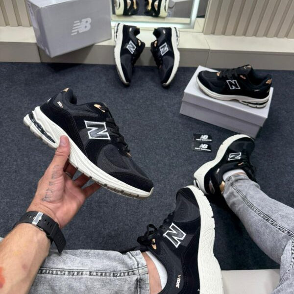 New Balance 2002R Preto e Branco