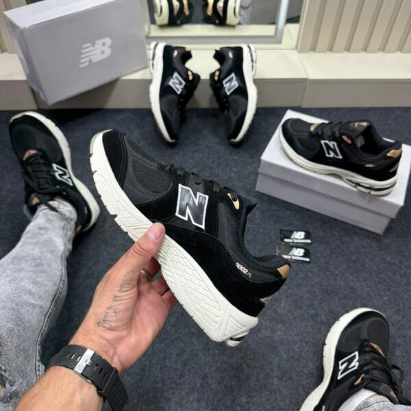 New Balance 2002R Preto e Branco