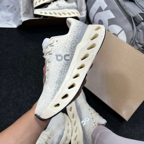 Oncloud Max Off White Nude