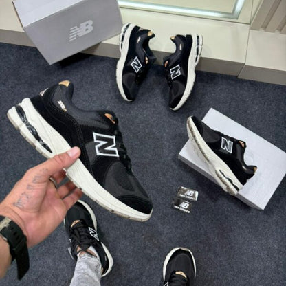 New Balance 2002R Preto e Branco