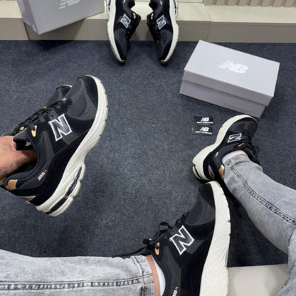 New Balance 2002R Preto e Branco