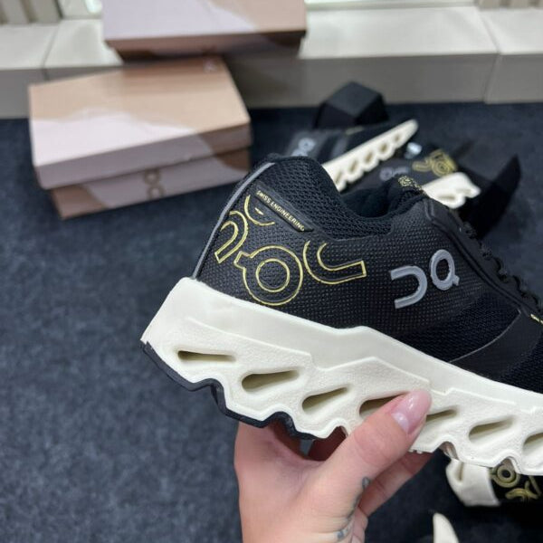 Oncloud Primeira Linha Preto Off White